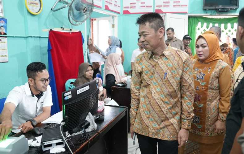 Jemput Bola, Bupati Rohil Pantau Perekaman e-KTP di Tanjung Medan