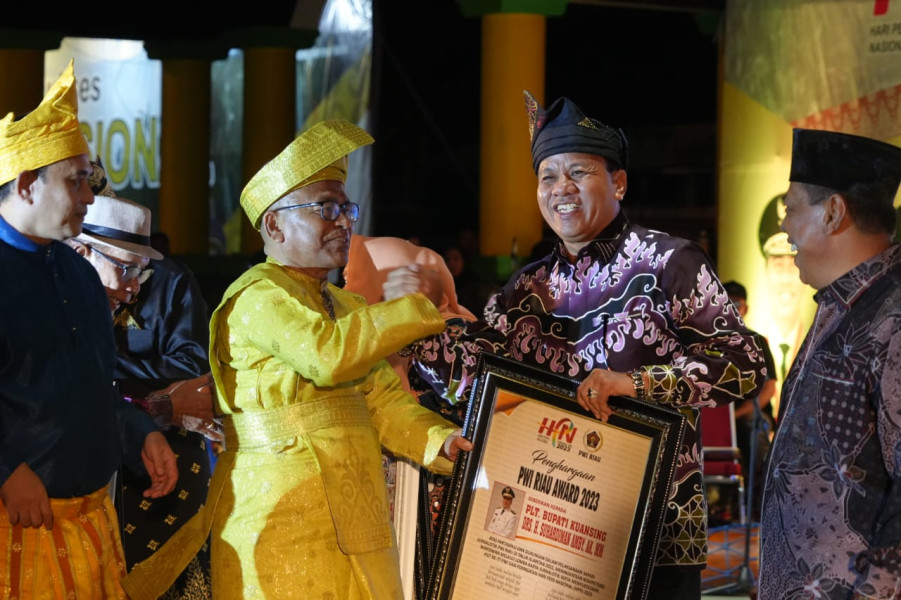 Peduli Dengan Pers, PLT Bupati Kuansing Terima Penghargaan PWI Riau Award 2023