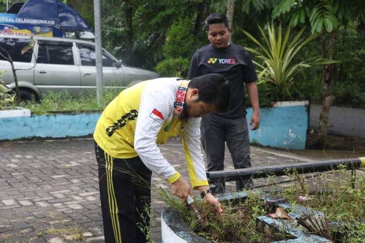 Dinas Kominfos Kuansing Gelar Gotong Royong Bersihkan Lingkungan