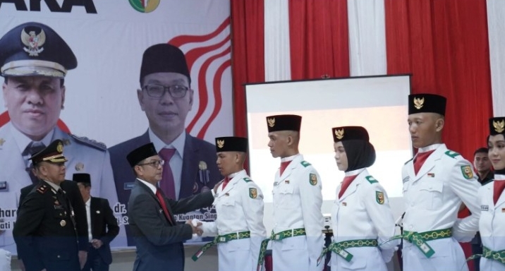 Wakili Bupati Kuansing, PJ Sekda Kukuhkan 34 Anggota Paskibraka