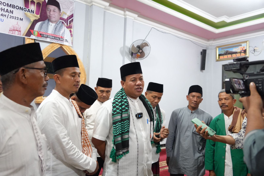 Saat Safari Ramadhan di Singingi, Warga Petai Baru Doakan Plt Bupati Suhardiman Sukses Pimpin Kuansing