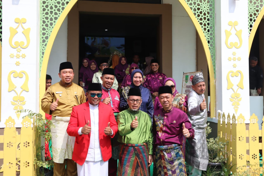 Bupati Inhu Rezita Meylani Yopi Buka Secara Resmi Pameran Stand Bazar MTQ ke 41 Tingkat Provinsi Riau