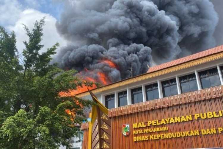 BREAKING NEWS: Mal Pelayanan Publik Kota Pekanbaru Terbakar