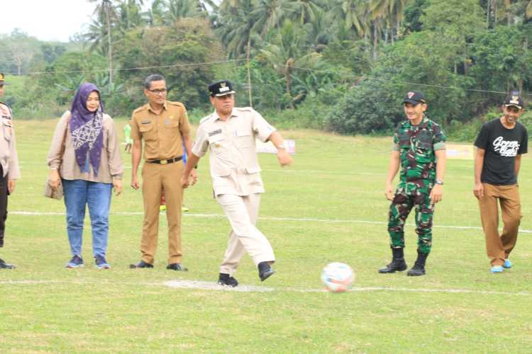 Buka Turnamen Sepakbola di Hulu Kuantan, Plt Bupati Berharap Lahir Bibit Unggul Baru