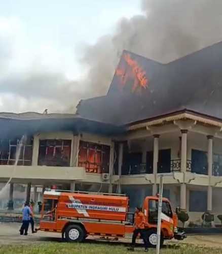 Breaking News : Kantor DPRD Indragiri Hulu Terbakar, Api Melalap Lantai Dua