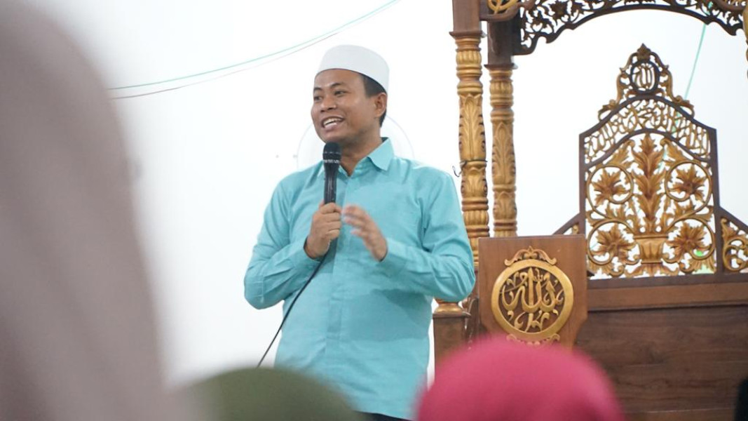 Safari Ramadhan di Masjid Jami' Baitul Akbar Pekaitan, Wabup Rohil Serahkan Berbagai Bantuan