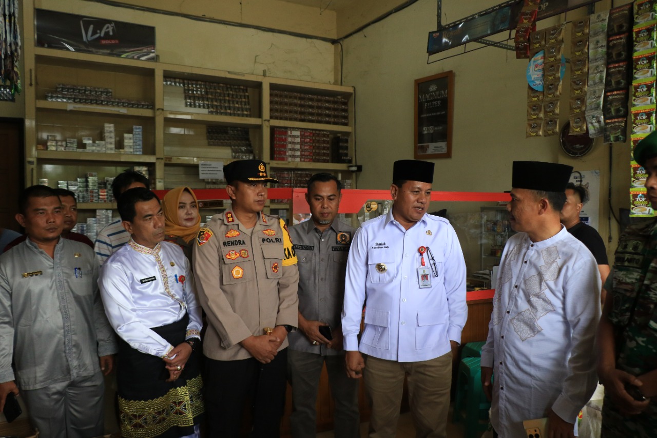 PLT Bupati Suhardiman Amby dan Kapolres Kuansing Tinjau Ketersedian Bahan Kebutuhan Pokok Jelang Nataru