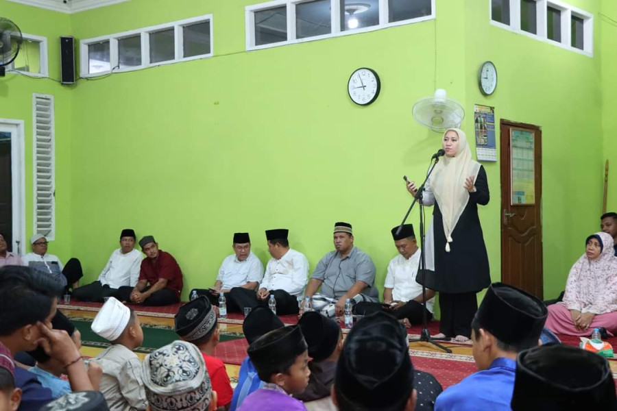 Malam 9 Ramadhan, Bupati Inhu Sholat Taraweh Berjamaah di Masjid Al- Mustaqim Kota Lama