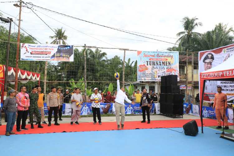 Harapkan Atlet Berprestasi Lahir, PLT Bupati Kuansing Buka dan Bantu Turnamen Volly Ball IPPA ZM Cup Pulau Aro