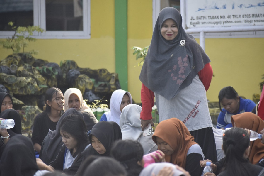 Wujudkan Sekolah Sehat dan Sekolah Ramah Anak, SMAN 1 Pinggir Taja Senam Pagi dan Sarapan Sehat Bersama