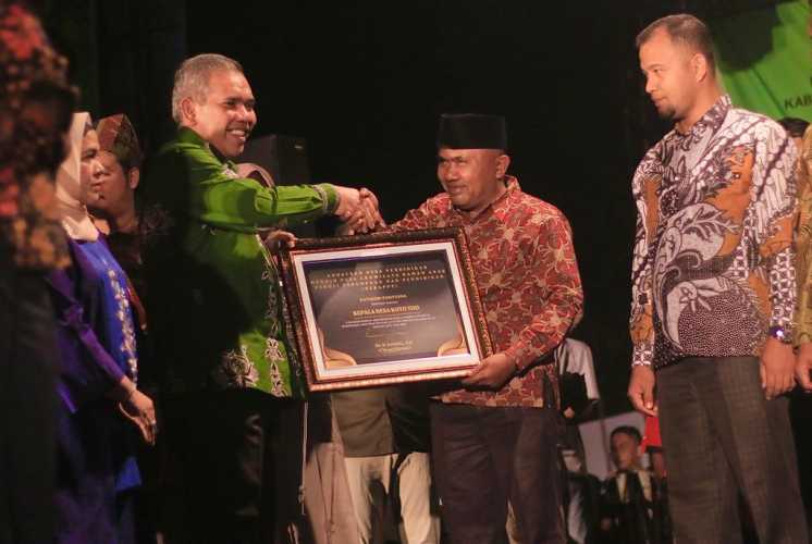 Pj Bupati Kampar Dr. Kamsol Berikan Anugerah Desa Pendidik Kepada Desa Kota Tuo.