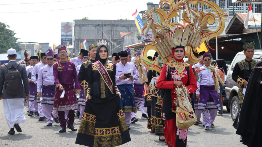 Diawali Pawai Taaruf Dengan Atraksi Marching Band Kafilah Kabupaten Kuansing, Pembukaan MTQ Tingkat Provinsi Riau di Inhu Berlangsung Meriah