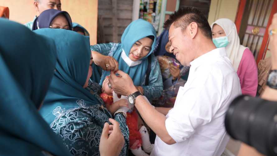 Bupati Rohil Tinjau Pemberian Imunisasi Polio Kepada Anak di Posyandu Kembang Sepatu