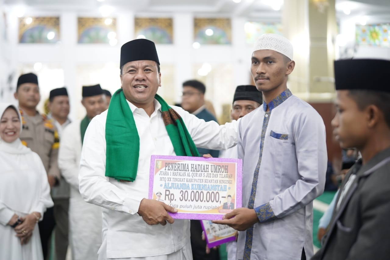 Hebat, PLT Bupati Kuansing Serahkan Uang Rp. 1.1 Miliar untuk Beasiswa Kedokteran Pada Malam Pergantian Tahun 2022