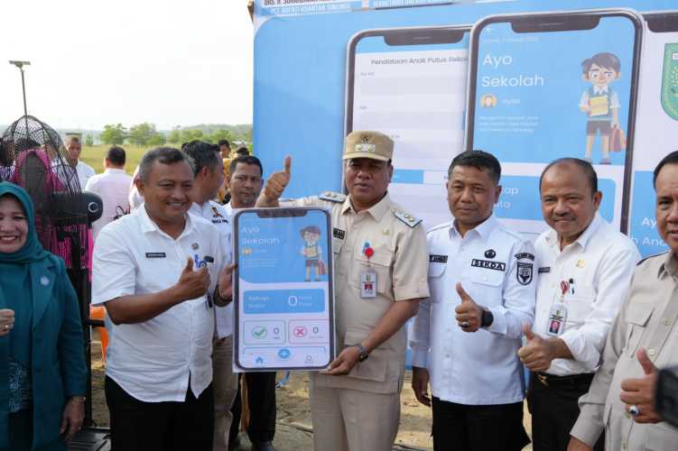 Didampingi Kadisdikpora dan PLT Kadiskominfo, Plt Bupati Launching Aplikasi Ayo Sekolah Saat Musrenbang Kuantan Mudik