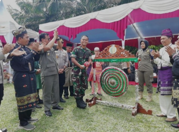 Bupati Kuansing Buka Secara Resmi Pacu Jalur yang Memperebutkan Piala Danrem 031 Wirabima