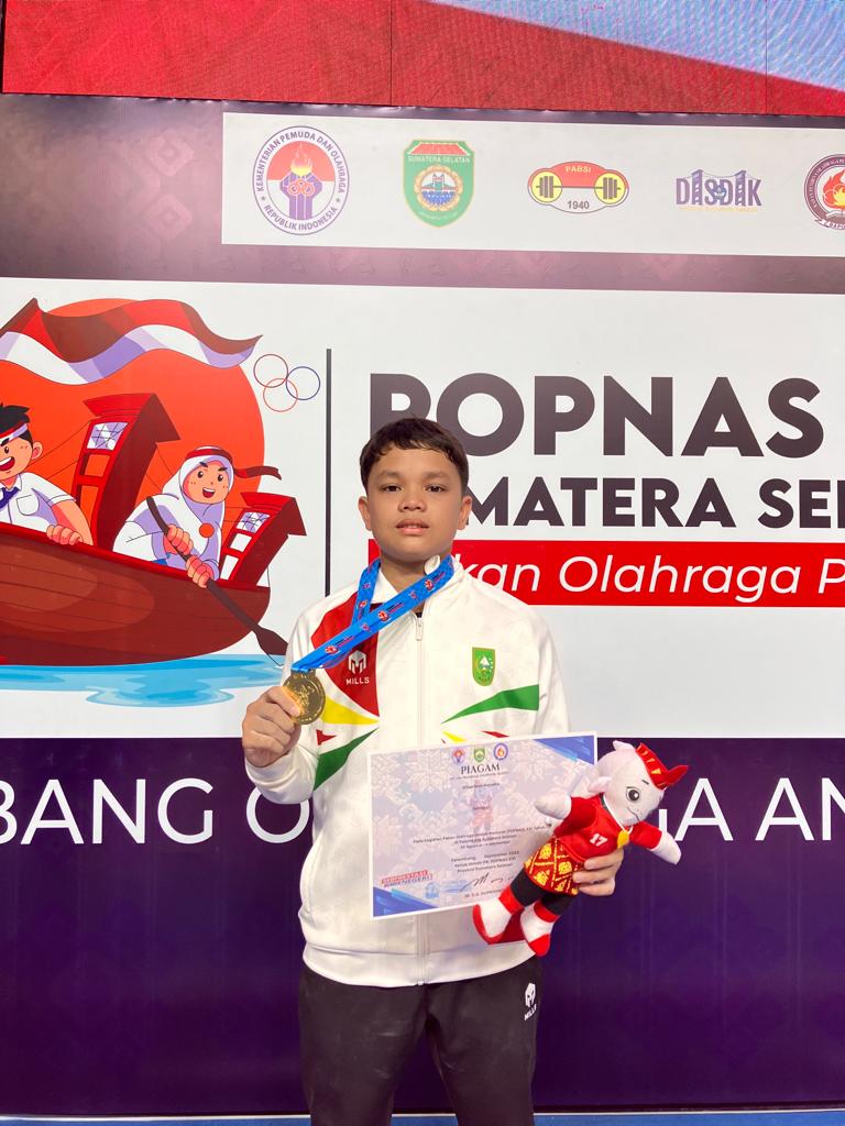 Kontingen Riau Berhasil Raih Medali Emas Dari Cabang Olahraga Angkat Besi Pada Popnas XVI di Palembang