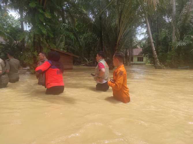 Banjir di Desa Pantai dan Lubuk Ramo, Tim Satgas BPPD Kuansing Gerak Cepat Selamatkan Warga