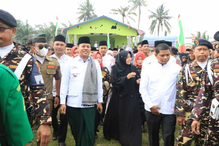 PLT Bupati Kuansing Hadiri Pengajian di Desa Sungai Sirih, Ustazah Mumpuni : Masyarakat Mesti Bersyukur Punya Pemimpin Peduli Keagamaan