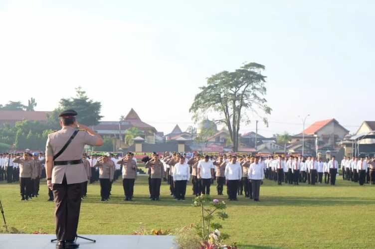 Prosesi Sertijab Telah Dilangsungkan, Kapolda Riau Pimpin Apel Penghormatan Pelepasan Wakapolda Irjen Pol Tabana Bangun