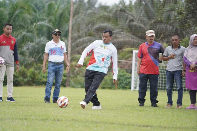 Buka Turnamen Sepak Bola di Lubuk Ramo, Plt Bupati Kuansing : Menang Kalah Hal Biasa yang Penting Jaga Sportivitas