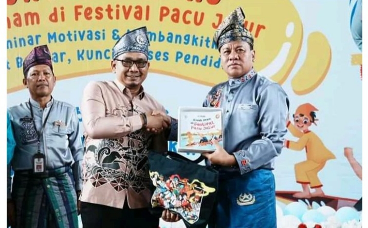 Bupati Hadiri Launching Buku Kisah Imam di Festival Pacu Jalur