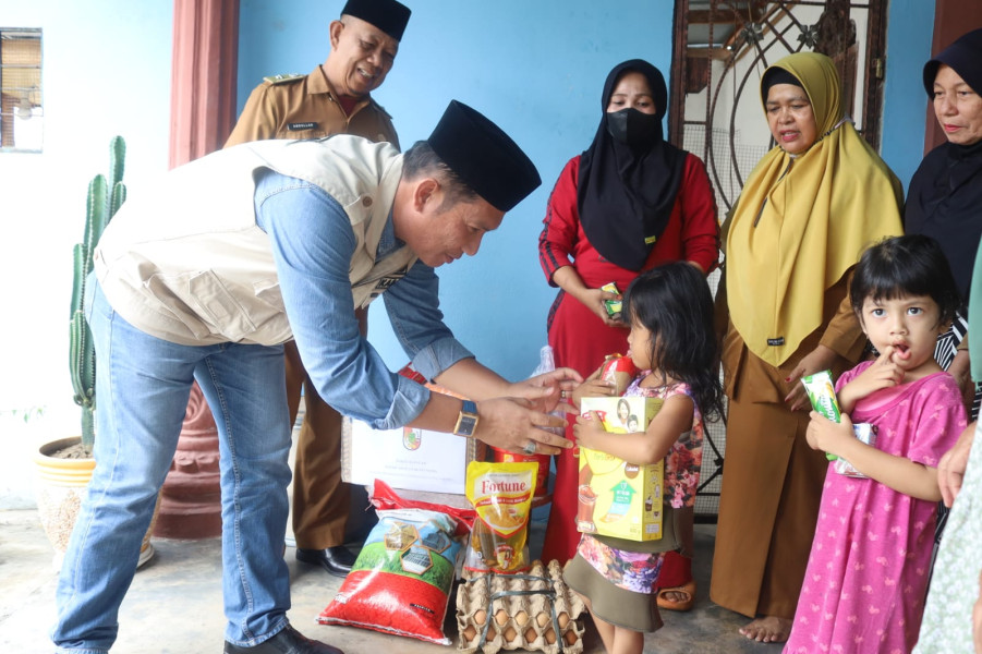 Kepala Bapenda Pekanbaru Distribusikan Bantuan Kepada Anak Stunting di RW 11 Kecamatan Lima Puluh