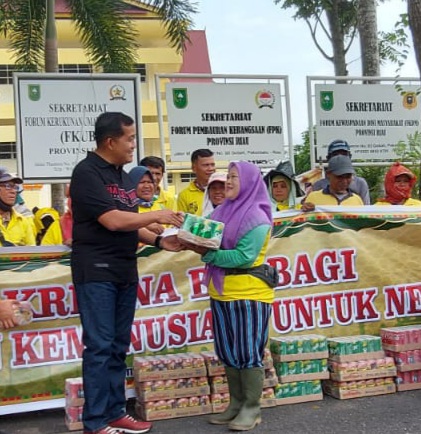 Jelang Idul Fitri 1444 H, Polda Riau Bagikan Paket Lebaran Kepada Petugas Kebersihan Pasukan Kuning